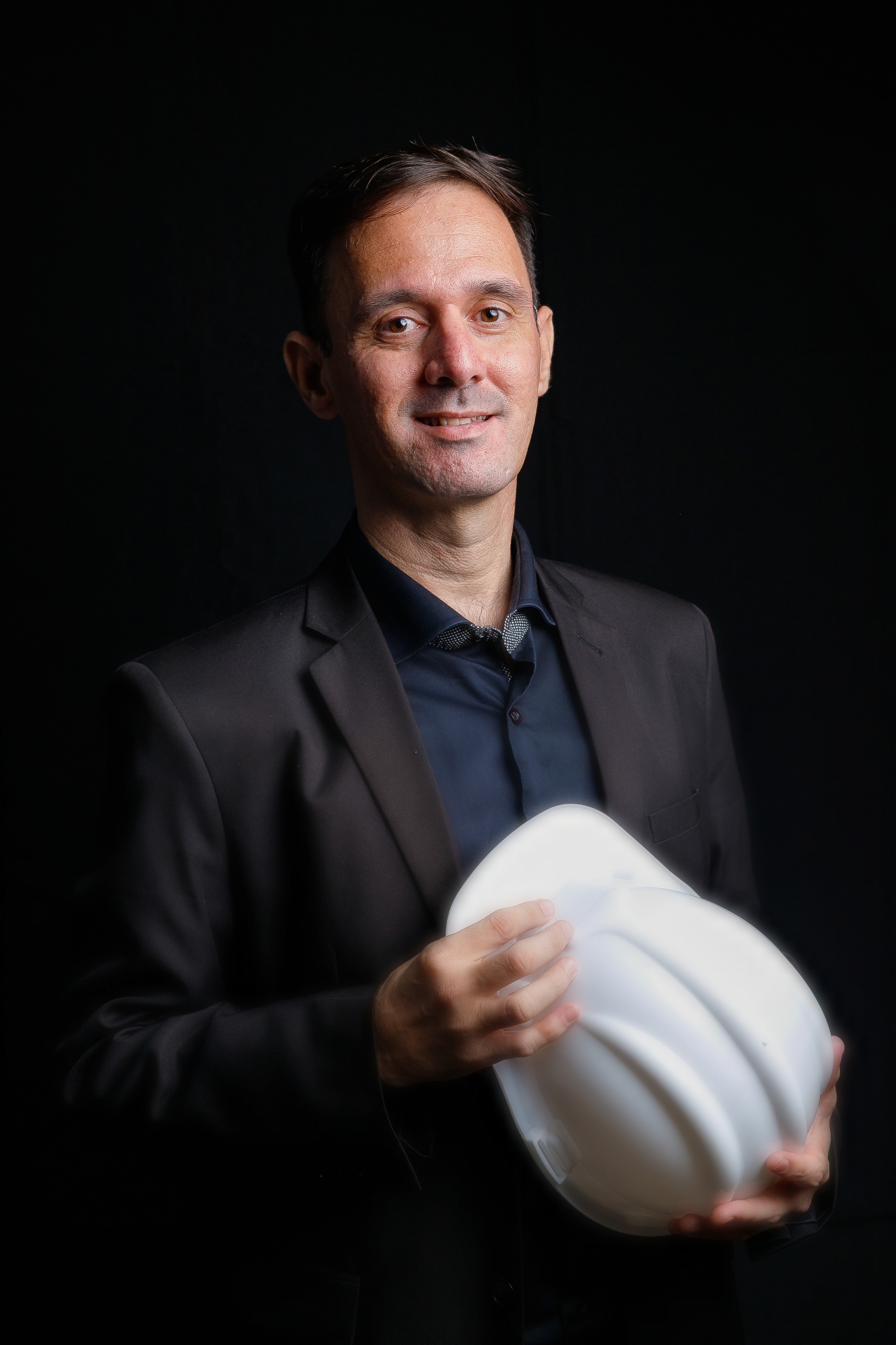 Leonan Lima, engenheiro civil, com capacete de obra